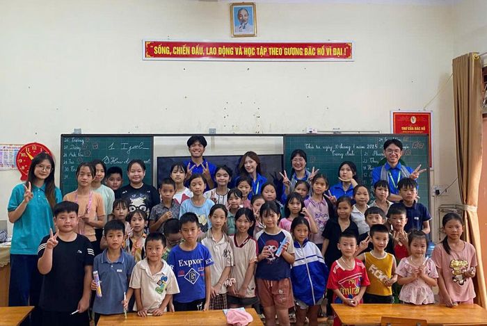 Đỗ Hoàn Gia Trí cùng cộng sự trong chuyến Mùa hè xanh tại xã Song Khủa, tỉnh Sơn La. Ảnh: Nhân vật cung cấp