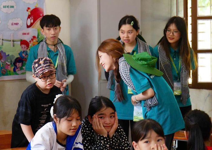 Đỗ Hoàn Gia Trí hướng dẫn và giao tiếp với học sinh trong giờ học tiếng Anh tại xã Song Khủa, tỉnh Sơn La. Ảnh: Nhân vật cung cấp