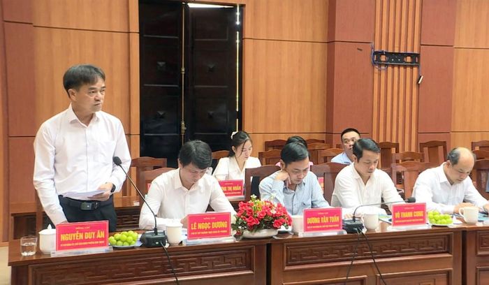 Bí thư Đảng ủy, Chủ tịch HĐND phường Bàn Thạch Nguyễn Duy Ân báo cáo tại buổi làm việc.