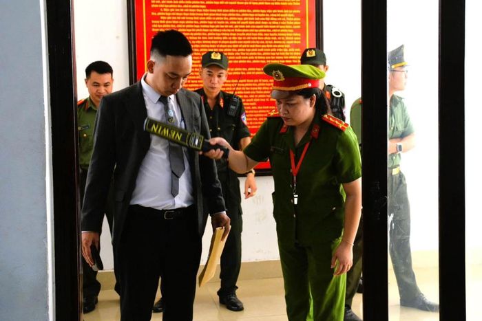 Lực lượng Công an TP Đà Nẵng kiểm tra người vào dự phiên tòa tại điểm xét xử tại trụ sở Tòa án nhân dân TP Đà Nẵng và bảo vệ bên trong phiên tòa.