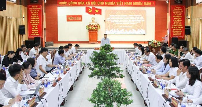 Toàn cảnh buổi làm việc của Phó Chủ tịch Thường trực UBND TP Đà Nẵng Hồ Kỳ Minh với Đảng ủy 2 phường Cẩm Lệ và Hòa Xuân.