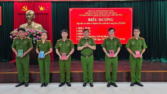 Với nhiều thành tích xuất sắc, các đơn vị trực thuộc Phòng Cảnh sát kinh tế được lãnh đạo phòng biểu dương