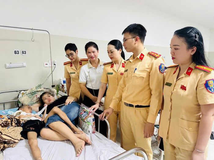 Lực lượng CSGT thăm hỏi các em.