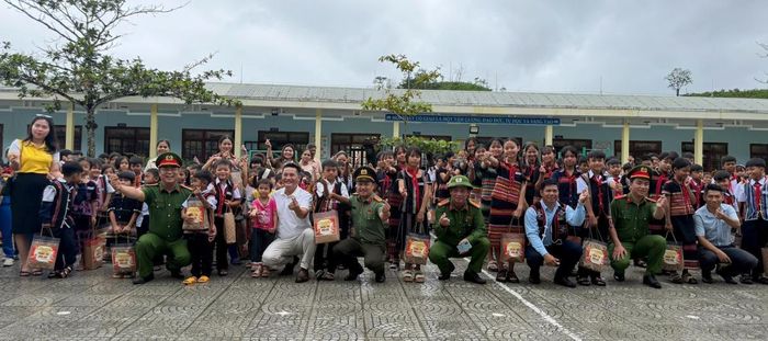Hai đơn vị tặng quà Trung thu cho các em.
