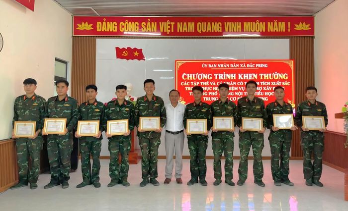 Ông Hồ Văn Luyến - Phó Chủ tịch UBND xã Đắc Pring khen thưởng các tập thể, cá nhân.