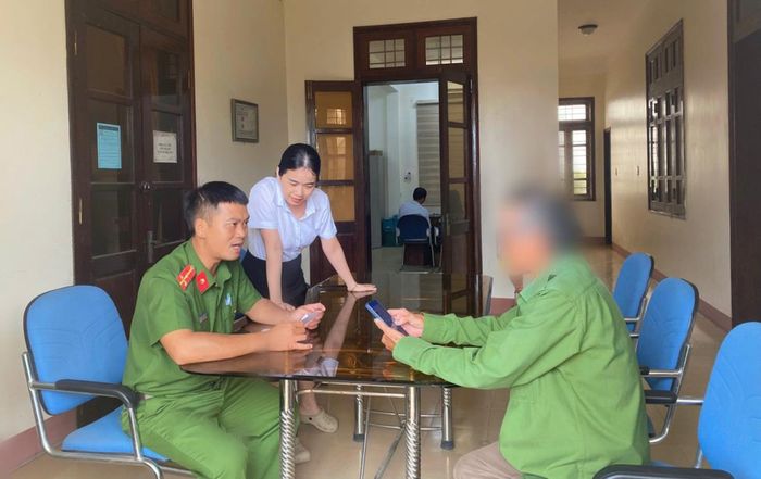 Cán bộ Công an xã Mỹ Thủy giải thích để ông H. nhận diện rõ thủ đoạn lừa đảo.