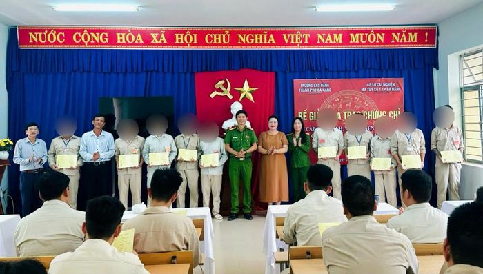 Trao chứng chỉ nghề cho các học viên