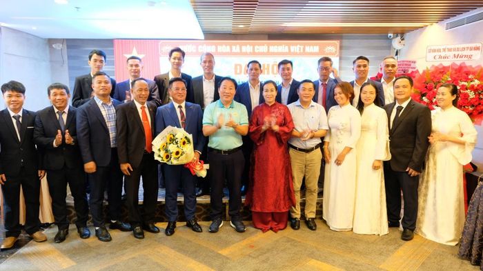 Lãnh đạo thành phố Đà Nẵng tặng hoa chúc mừng Ban chấp hành Liên đoàn quần vợt TP Đà Nẵng