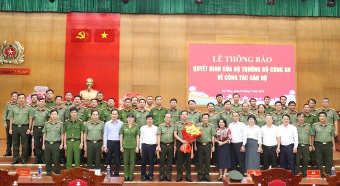 Chụp ảnh lưu niệm cùng Đại tá Nguyễn Đại Đồng- Cục trưởng Cục Anh ninh chính trị nội bộ