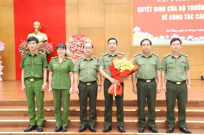 Ban Giám đốc Công an TP Đà Nẵng chụip ảnh lưu niệm với Đại tá Nguyễn Đại Đồng
