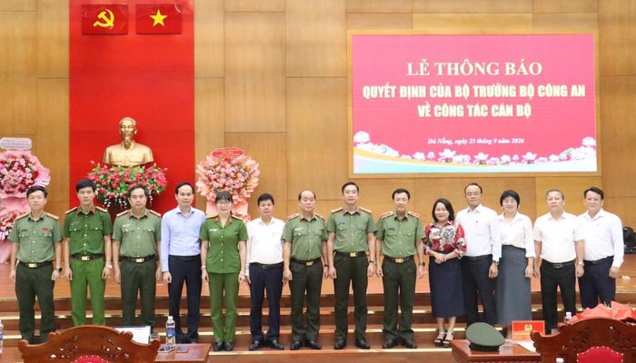 Lãnh đạo Ban Giám đốc Công an TP và lãnh đạo các Ban, ngành thành phố chụp ảnh lưu niệm cùng Đại tá Nguyễn Đại Đồng