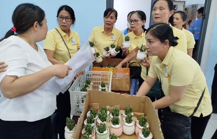 Những người mẹ tham gia mô hình nhận quà tặng từ Ban tổ chức chương trình.