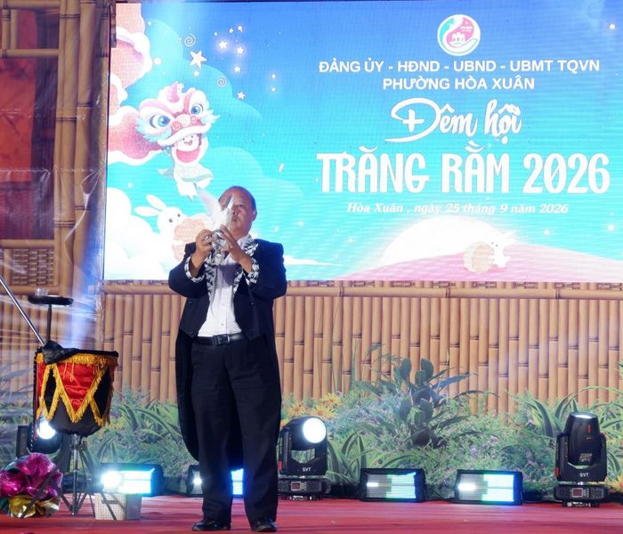 Màn ảo thuật từ tờ báo Chuyên đề Công an TP Đà Nẵng biến thành chim bồ câu của nhà ảo thuật khiến trẻ em Hòa Xuân vô cùng thích thú. Ảnh: P.T