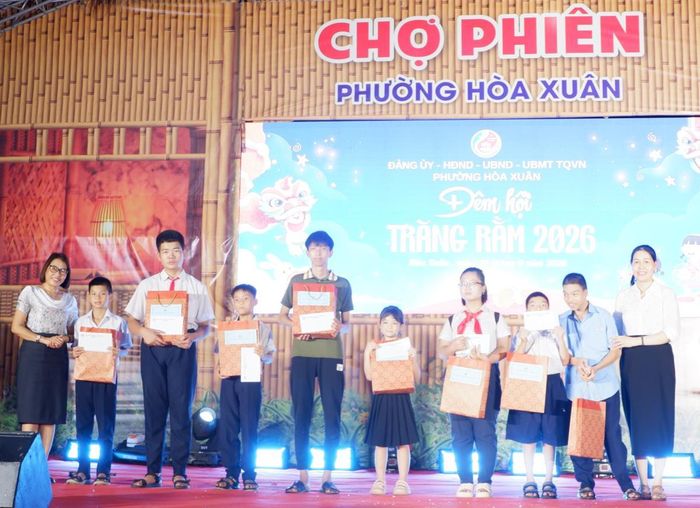 Lãnh đạo Phòng Văn hóa- xã hội phường Hòa Xuân trao quà Trung thu cho trẻ em khó khăn trên địa phường. Ảnh: P.T