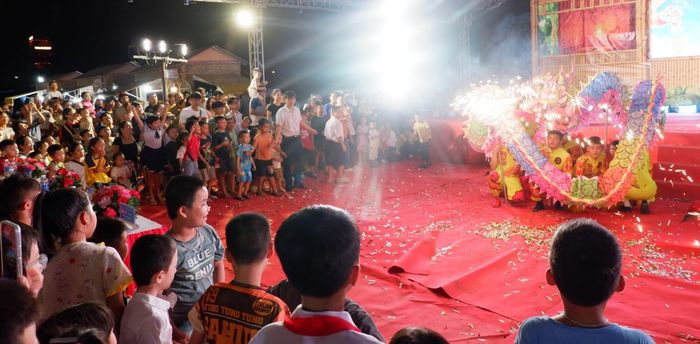 Trẻ em Hòa Xuân háo hức xem chương trình múa lân. Ảnh: P.T