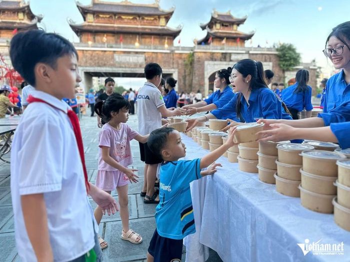 Nhiều em nhỏ hào hứng, thích thú khi nhận món quà Trung Thu này.