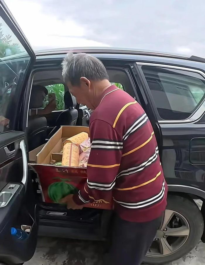 Tian thường xuyên mang các vật dụng và thuốc men thiết yếu cho những người cao tuổi
