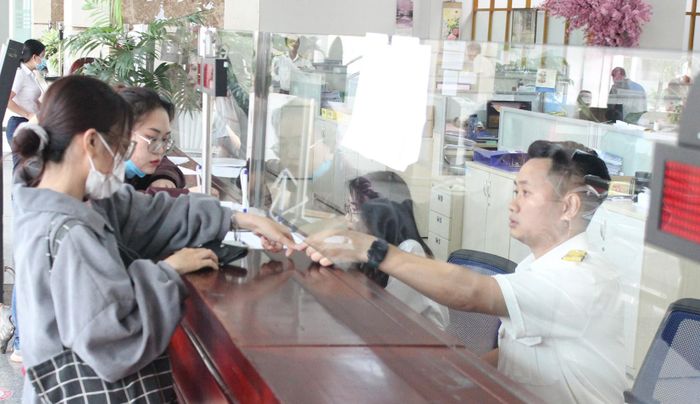  Người dân, doanh nghiệp làm thủ tục tại trụ sở Thuế TPHCM. Ảnh: KHÁNH CHÂU 