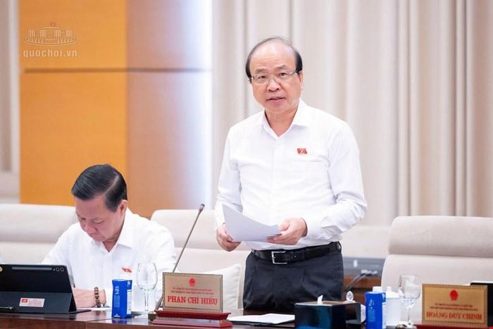  Chủ nhiệm Ủy ban Pháp luật và Tư pháp Phan Chí Hiếu nêu quan điểm thẩm tra. Ảnh: CỔNG THÔNG TIN ĐIỆN TỬ QUỐC HỘI 
