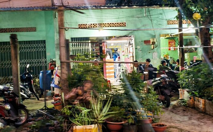 Công an phong tỏa hiện trường, khám nghiệm vụ án. Ảnh: HT