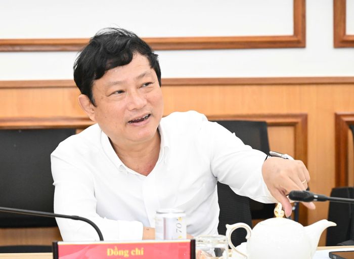 Đồng chí Võ Văn Minh, Chủ tịch HĐND Thành phố, Trưởng Tiểu ban Phát triển kinh tế thuộc Ban Nghiên cứu phát triển TPHCM phát biểu tại buổi làm việc. Ảnh: VIỆT DŨNG