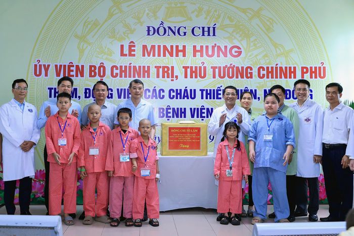  Thủ tướng trao quà của Tổng Bí thư, Chủ tịch nước Tô Lâm tặng các bệnh nhi đang điều trị tại Bệnh viện K. Ảnh: VIẾT CHUNG 