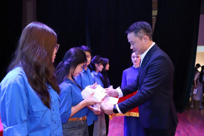  Ban tổ chức trao học bổng cho sinh viên vượt khó đạt thành tích tốt trong học tập. Ảnh: HẢI ANH 