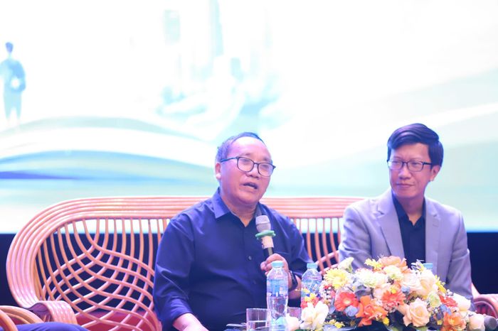  Nhà thơ Trần Đăng Khoa (bên trái) chia sẻ tại diễn đàn. Ảnh: HẢI ANH 