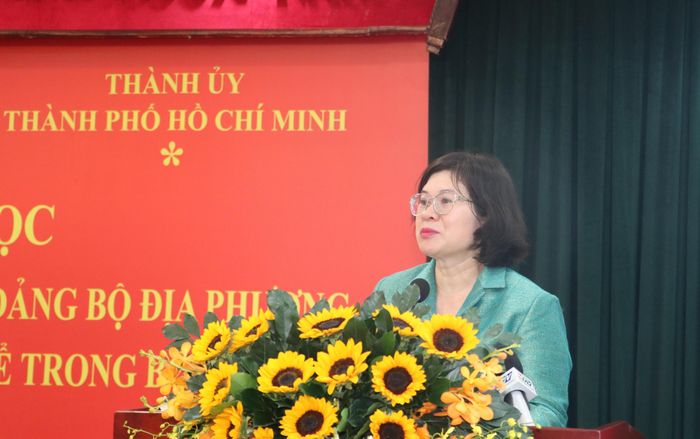 Đồng chí Văn Thị Bạch Tuyết phát biểu