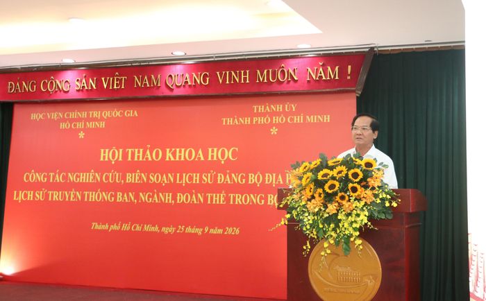 Phó Trưởng Ban Tuyên giáo TPHCM Trần Văn Khuyên trình bày tham luận