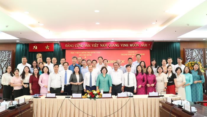 Các đại biểu chụp hình lưu niệm