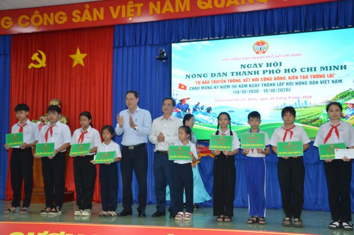 Hội Nông dân TPHCM trao 17 suất học bổng Lương Định Của cho con em hội viên nông dân có hoàn cảnh khó khăn tại xã Bình Châu. Ảnh: ĐỨC TRUNG