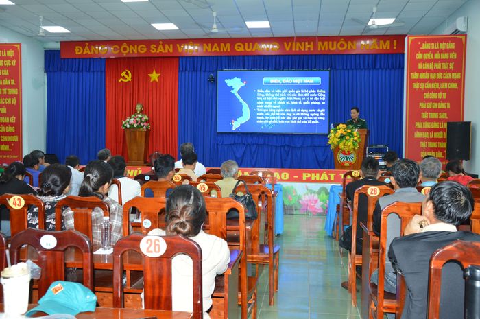 Ngư dân, hội viên nông dân xã Bình Châu tham gia tuyên truyền về biển, đảo Việt Nam, các quy định pháp luật về khai thác thủy sản và chống khai thác IUU. Ảnh: ĐỨC TRUNG