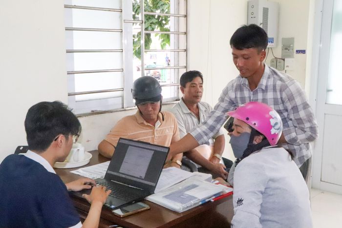  Ngư dân được hướng dẫn cài đặt phần mềm tại cảng cá Lộc An (xã Phước Hải). Ảnh: THÀNH HUY 