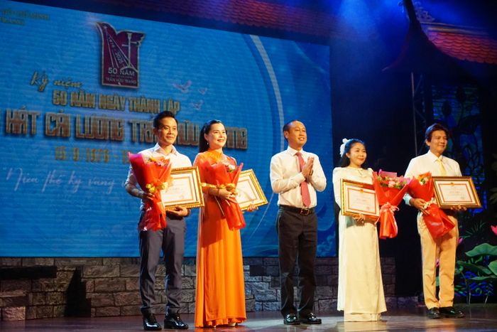  Phó Chủ tịch HĐND TPHCM Huỳnh Thanh Nhân trao tặng bằng khen của UBND TPHCM cho đại diện 4 tập thể của Nhà hát đã đạt thành tích xuất sắc. Ảnh: THANH HIỆP 