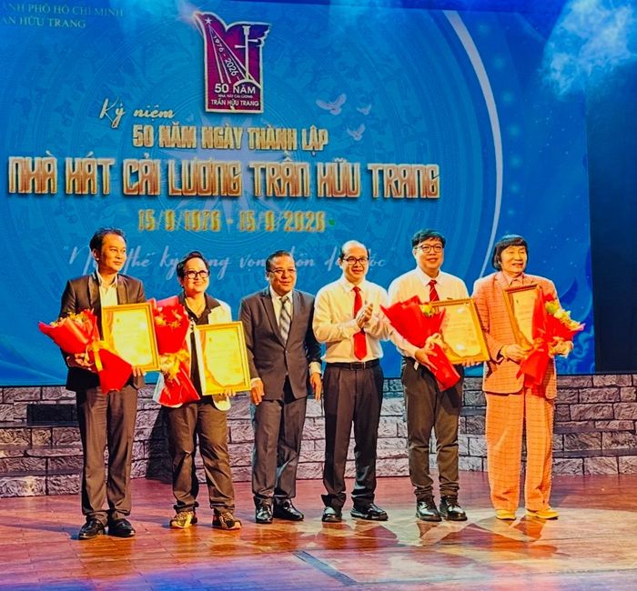  Phó Giám đốc Sở VH-TT TPHCM Lê Văn Thái trao tặng thưởng của Sở VH-TT TPHCM cho 4 chương trình xã hội hóa nổi bật đem lại doanh thu cao cho Nhà hát. Ảnh: TẤN KIỆT 