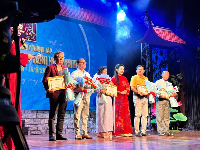  Phó Giám đốc Sở VH-TT TPHCM Nguyễn Thị Thanh Thúy trao tặng thưởng của Sở cho các lãnh đạo nhà hát qua các thời kỳ. Ảnh: THANH HIỆP 