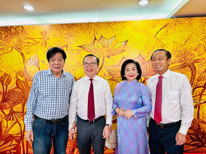  Từ trái sang: NSND Trọng Hữu, Giám đốc Sở VH-TT TPHCM Trần Thế Thuận, NSND Thoại Miêu, Phó Chủ tịch HĐND TPHCM Huỳnh Thanh Nhân tại Lễ kỷ niệm 50 năm ngày thành lập Nhà hát cải lương Trần Hữu Trang. Ảnh: THANH HIỆP 