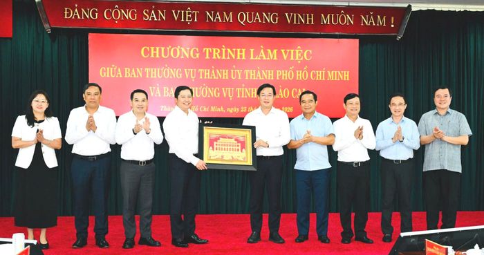  Ban Thường vụ TPHCM tặng quà lưu niệm đến Ban Thường vụ Tỉnh ủy Lào Cai. Ảnh: VIỆT DŨNG 