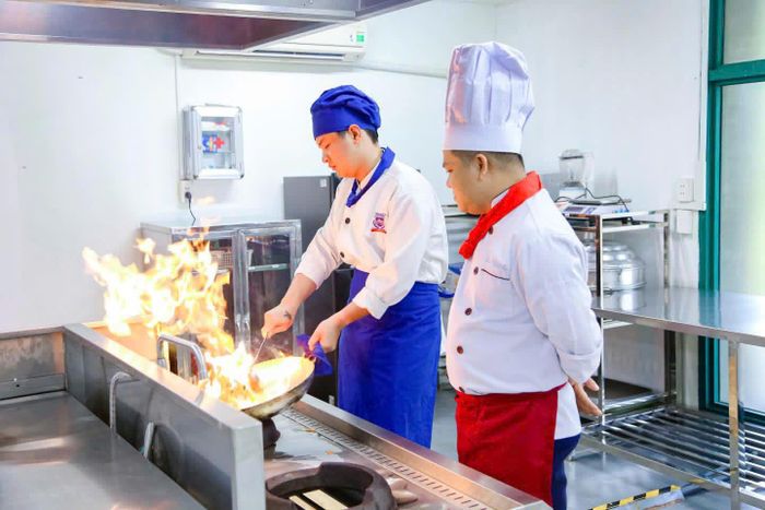 Sinh viên Trường Cao đẳng Kỹ thuật - Du lịch Sài Gòn trong một buổi học thực hành tại trường 