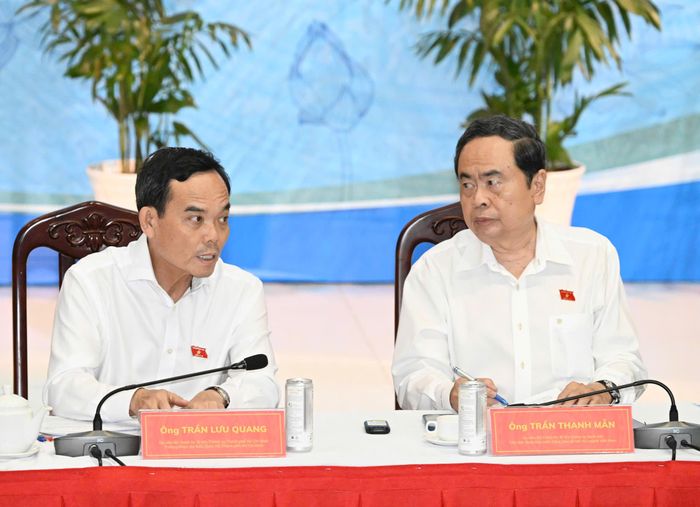  Chủ tịch Quốc hội Trần Thanh Mẫn và Bí thư Thành ủy TPHCM Trần Lưu Quang tại buổi tiếp xúc cử tri. Ảnh: VIỆT DŨNG 
