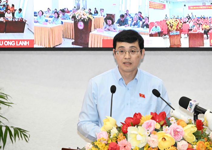  Đại biểu Đỗ Đức Hiển thông tin tại buổi tiếp xúc cử tri. Ảnh: VIỆT DŨNG 