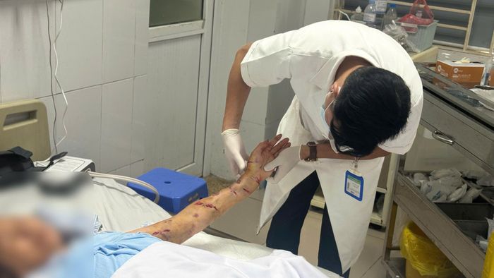 Vết thương do chó cắn gây tổn thương sâu ở cẳng tay bệnh nhân. Ảnh: ĐẶNG THANH