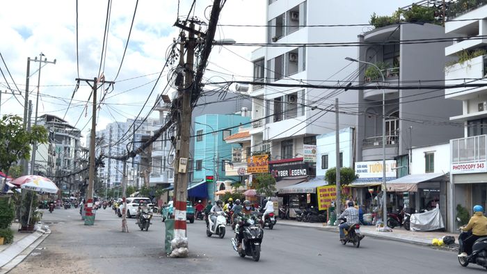 Các phương tiện lưu thông trên đường Chu Văn An phải né cột điện mỗi khi di chuyển. Ảnh: ĐÌNH DƯ