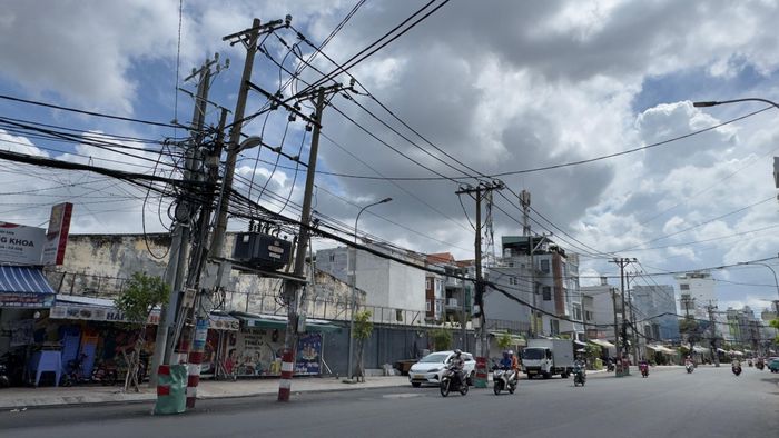 Gần 30 trụ điện trên đường Chu Văn An gây mất an toàn cho người tham gia giao thông. Ảnh: ĐÌNH DƯ