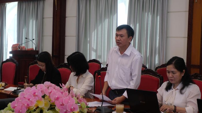  Ông Phan Viết Tân, đại diện Sở Nội vụ TPHCM, trình bày ý kiến. Ảnh: SONG MAI 