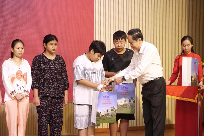  Chủ tịch Quốc hội Trần Thanh Mẫn tặng quà cho các bệnh nhi tại Bệnh viện Nhi đồng 1 (Ảnh: THANH CHIÊU) 
