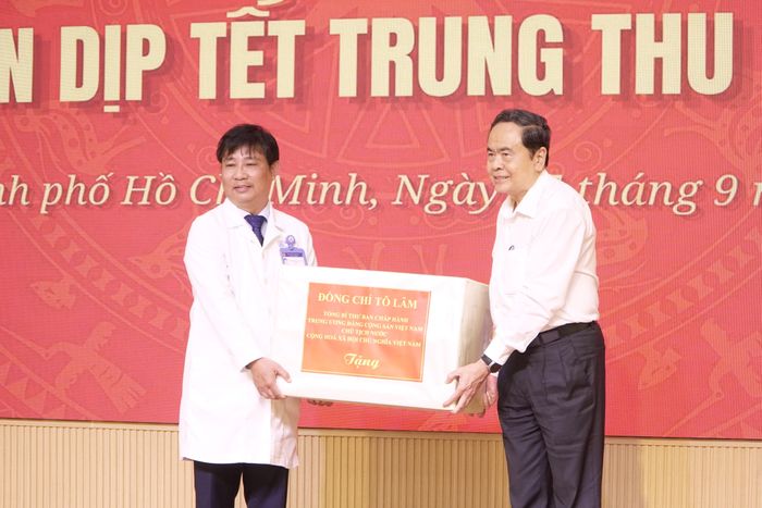  Chủ tịch Quốc hội Trần Thanh Mẫn đã trao quà của Tổng Bí thư, Chủ tịch nước Tô Lâm tặng các bệnh nhi đang điều trị tại Bệnh viện Nhi đồng 1 (Ảnh: THANH CHIÊU) 
