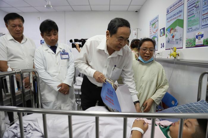  Chủ tịch Quốc hội Trần Thanh Mẫn thăm hỏi, động viên bệnh nhi điều trị tại khoa Thận - Nội tiết, Bệnh viện Nhi đồng 1 (Ảnh: THÀNH AN) 