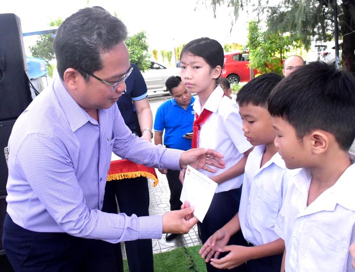  Ông Phạm Minh Tuấn, Phó Chủ tịch Ủy ban MTTQ Việt Nam TPHCM tặng học bổng cho các học sinh khó khăn ở xã Long Hải 